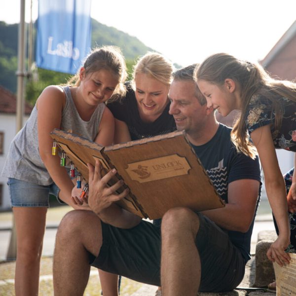 Družina ob iskanju rešitev igre Odkleni Laško