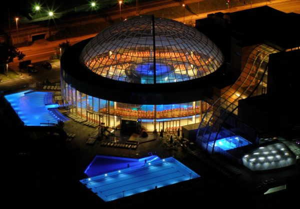 Nočni pogled na stekleno kupolo hotela Thermana Park Laško **** Superior