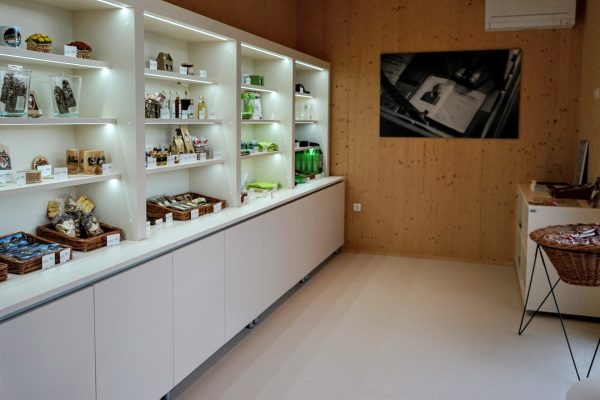 Notranjost turistično-informacijskega centra Rimske Toplice