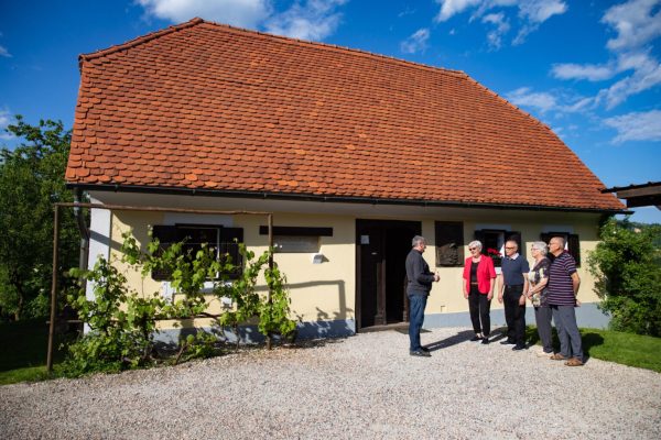 Aškerčeva domačija na Senožetih