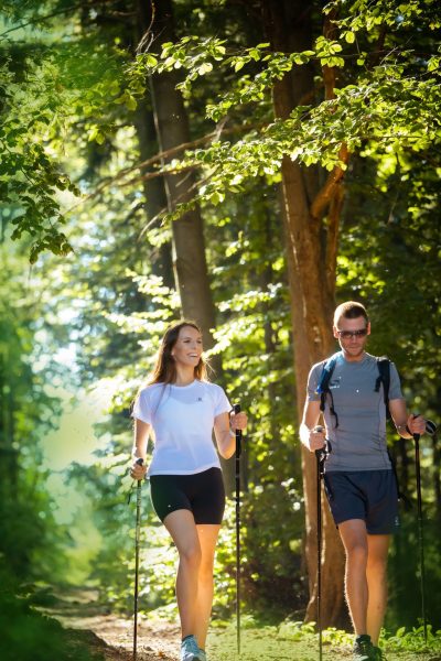 Pohodnika na eni izmed urejenih pohodnih poti v Laškem in okolici