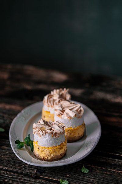 Laška medenka, destinacijska slaščica iz medu, orehov in pregrete smetane