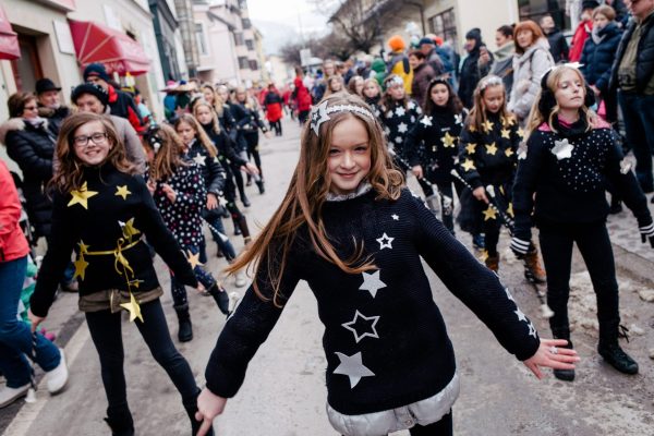 Pustna povorka na ulicah Laškega