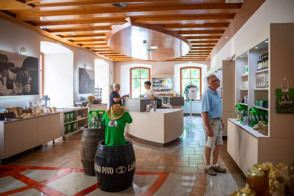 Turistično informacijski center Laško z obiskovalci