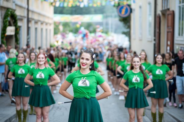 Mestni vrvež po ulicah Laškega z mažoretami