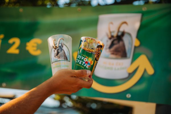 Menjava kozarčkov na Festivalu Pivo in cvetje